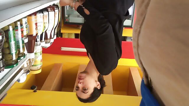 二人の男はシックなブルネットの胸に入った。 鈴木 一徹 キス 動画