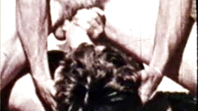 ロシアの恋人を舐めている女性の足にストッキングと性別 一徹 エッチ 動画